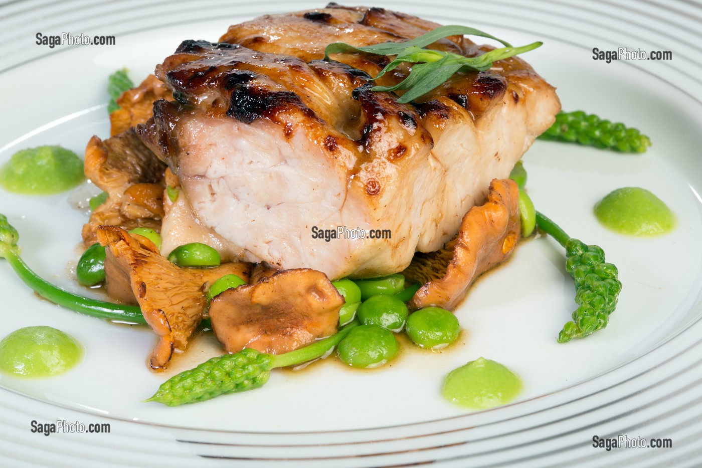 RIS DE VEAU CARAMELISE AUX GIROLLES ET PETITS POIS, RECETTE DE LAURENT CLEMENT, LIVRE DES RECETTES DE TERROIR EN EURE-ET-LOIR (28), FRANCE 