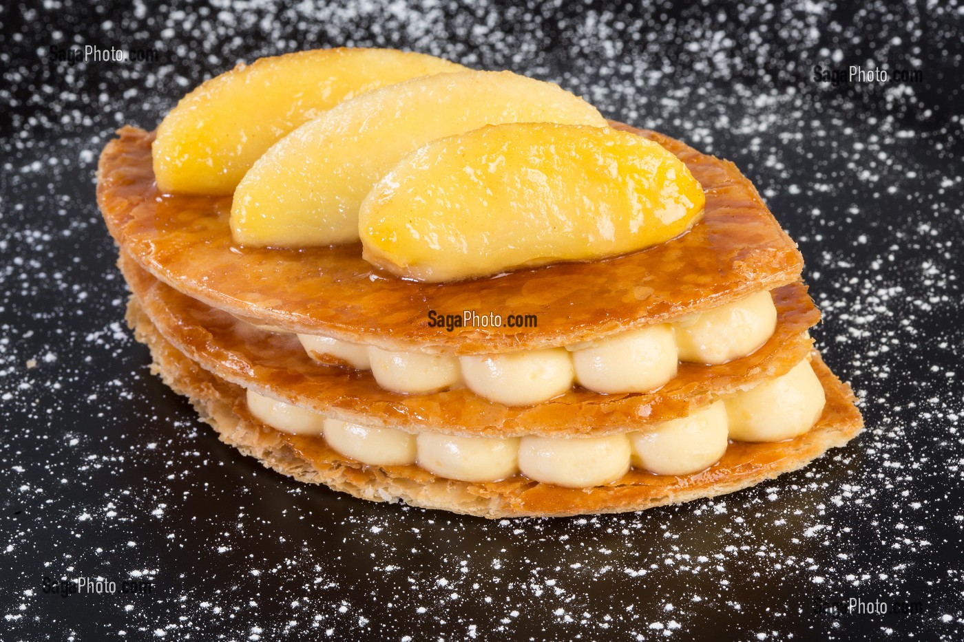 MILLEFEUILLE CARAMELISE AUX POMMES ET CIDRE, CUISINE D'AUTEUR DE LAURENT CLEMENT, CHEF ETOILE DU GRAND MONARQUE, ECOLE ET COURS DU 11, COURS GABRIEL, CHARTRES, EURE-ET-LOIR (28), FRANCE 