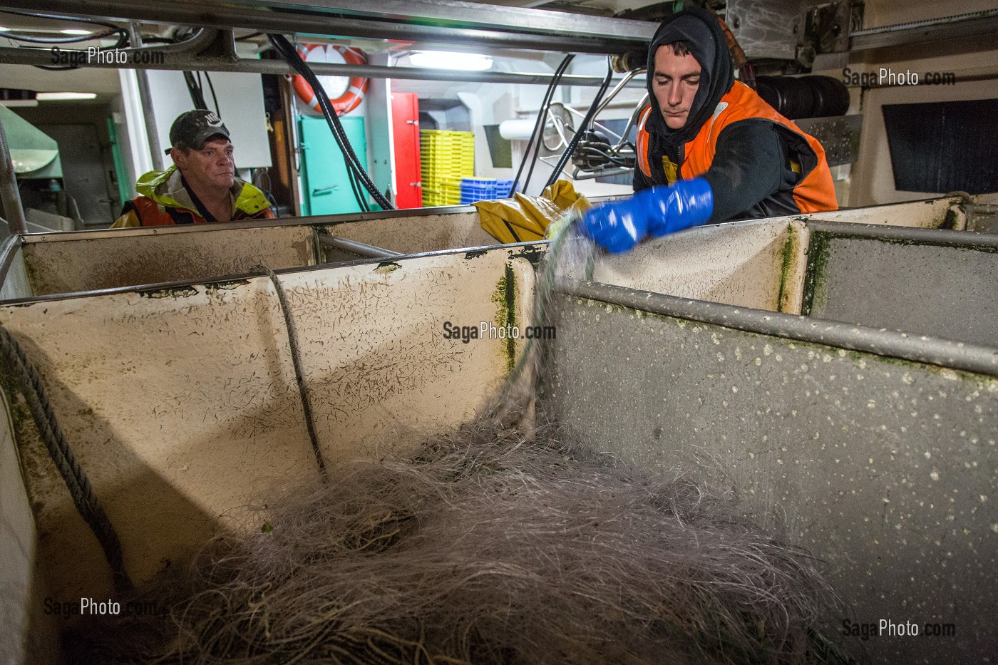 MARIN A LA SURVEILLANCE DE LA MISE A L'EAU, LARGAGE DES FILETS, PECHE EN MER SUR LE FILEYEUR 'LES OCEANES' AU LARGE DE LORIENT (56), BRETAGNE, FRANCE 