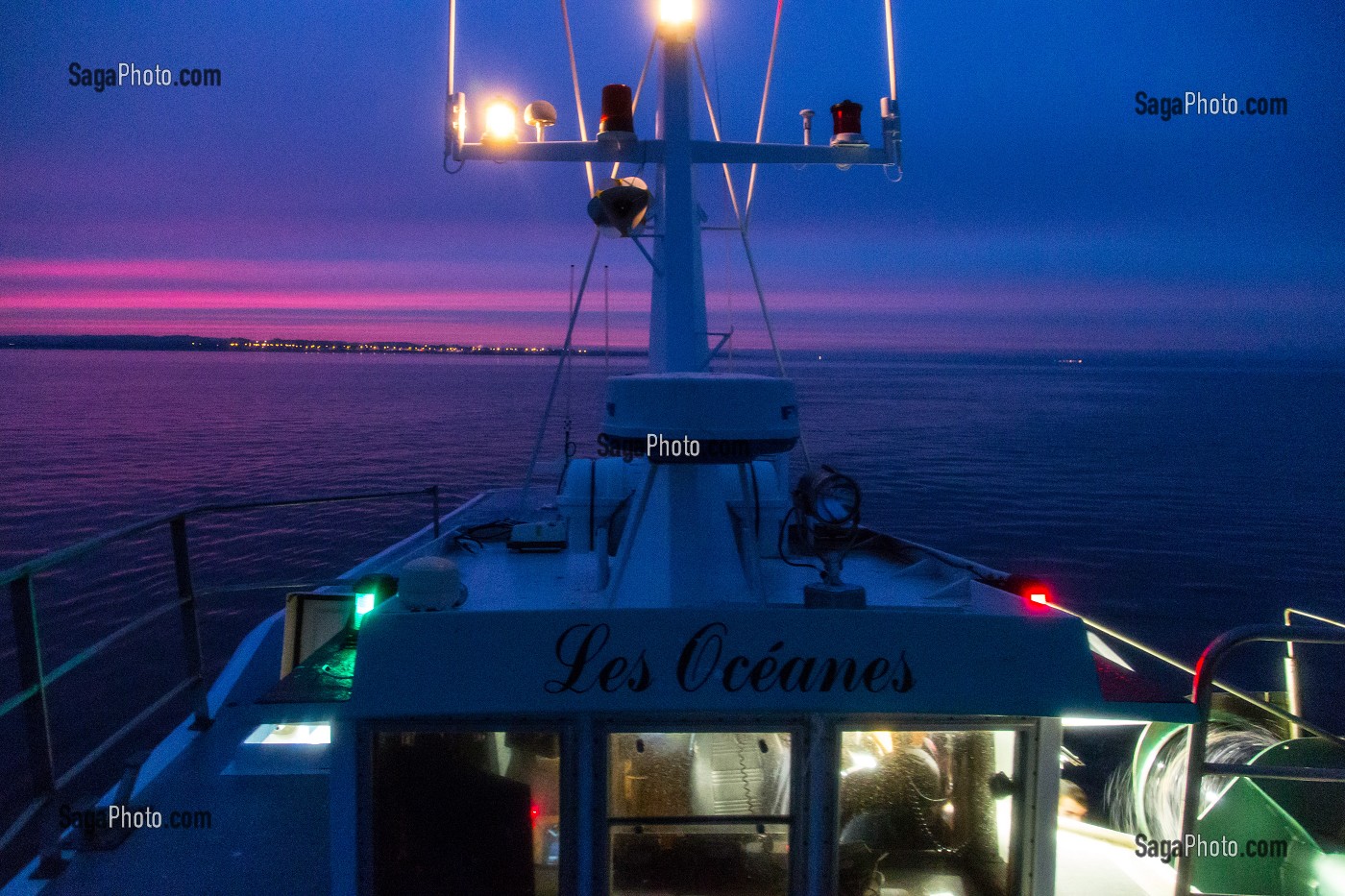 NAVIGATION DE NUIT A L'AUBE, PECHE EN MER SUR LE FILEYEUR 'LES OCEANES' AU LARGE DE LORIENT (56), BRETAGNE, FRANCE 