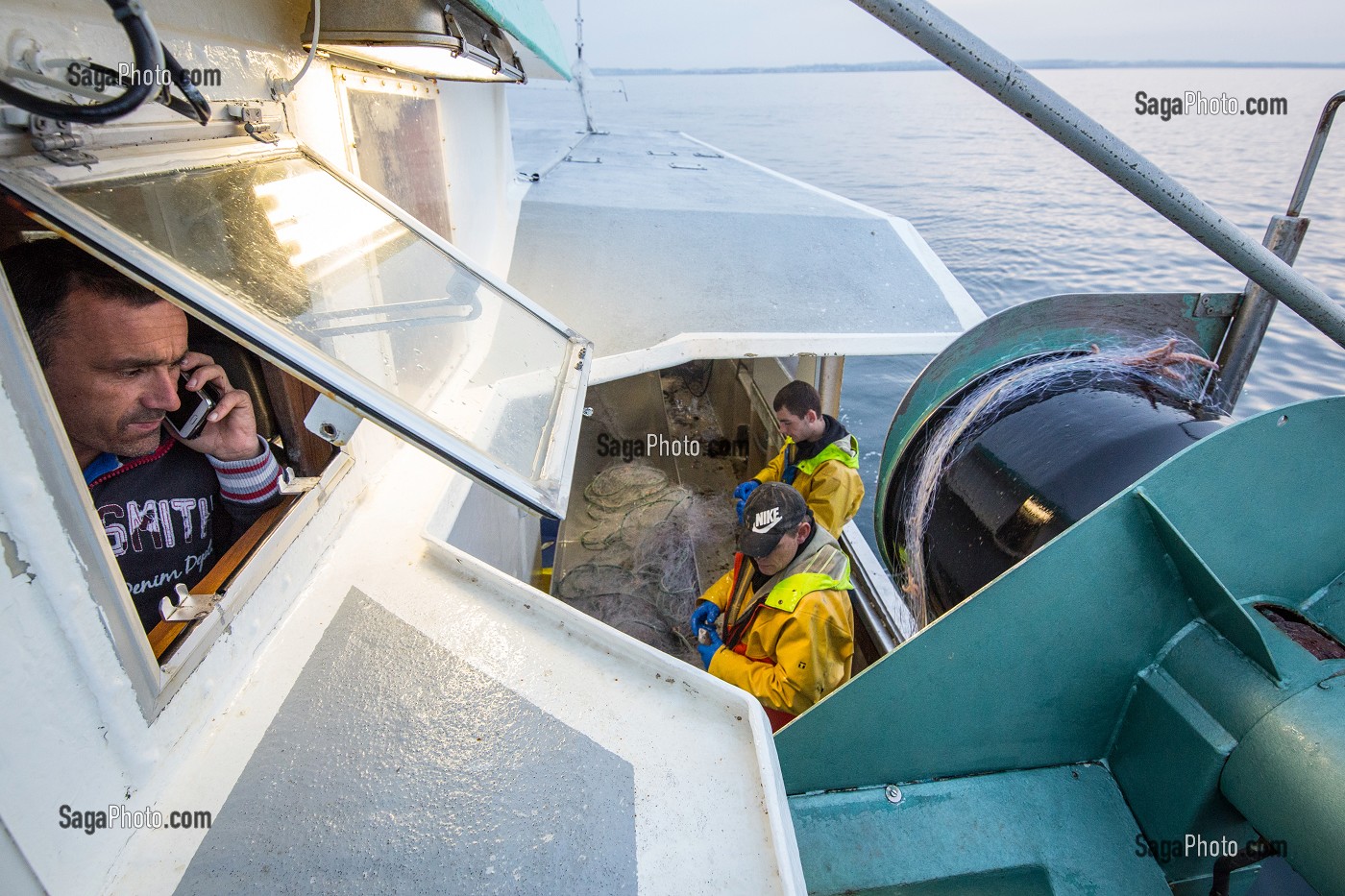 LUDOVIC LE PATRON PECHEUR AUX COMMANDE DE SON BATEAU, PECHE EN MER SUR LE FILEYEUR 'LES OCEANES' AU LARGE DE LORIENT (56), BRETAGNE, FRANCE 