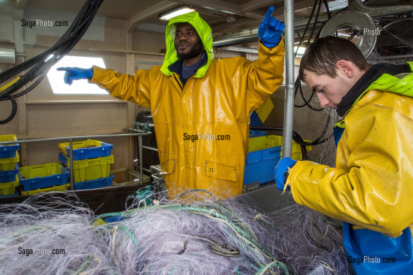 MARINS DEVANT LA TABLE DE TRI DES POISSONS, PECHE EN MER SUR LE FILEYEUR 'LES OCEANES' AU LARGE DE LORIENT (56), BRETAGNE, FRANCE 