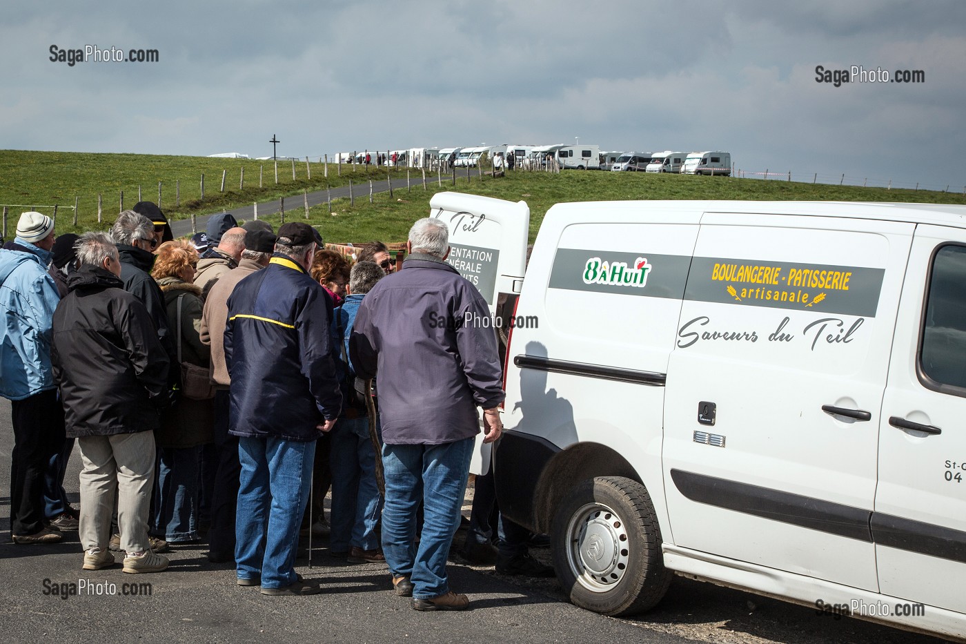 COMMERCE AMBULANT DE PROXIMITE D'UNE AIRE DE CAMPING CAR (PAIN, EPICERIE, BOULANGERIE, PATISSERIE), COL DE BONNECOMBE, AUBRAC SUD, STATION DE SKI DE FOND, LOZERE (48), FRANCE 