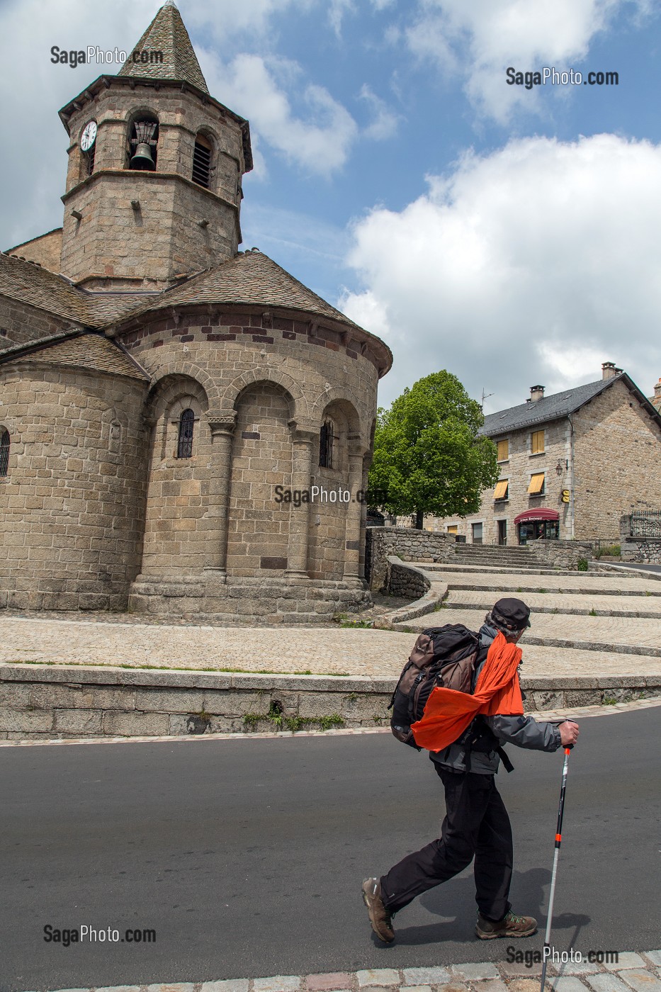 PELERIN SUR LE CHEMIN DE SAINT-JACQUES DE COMPOSTELLE, EGLISE DE NASBINALS (48), FRANCE 