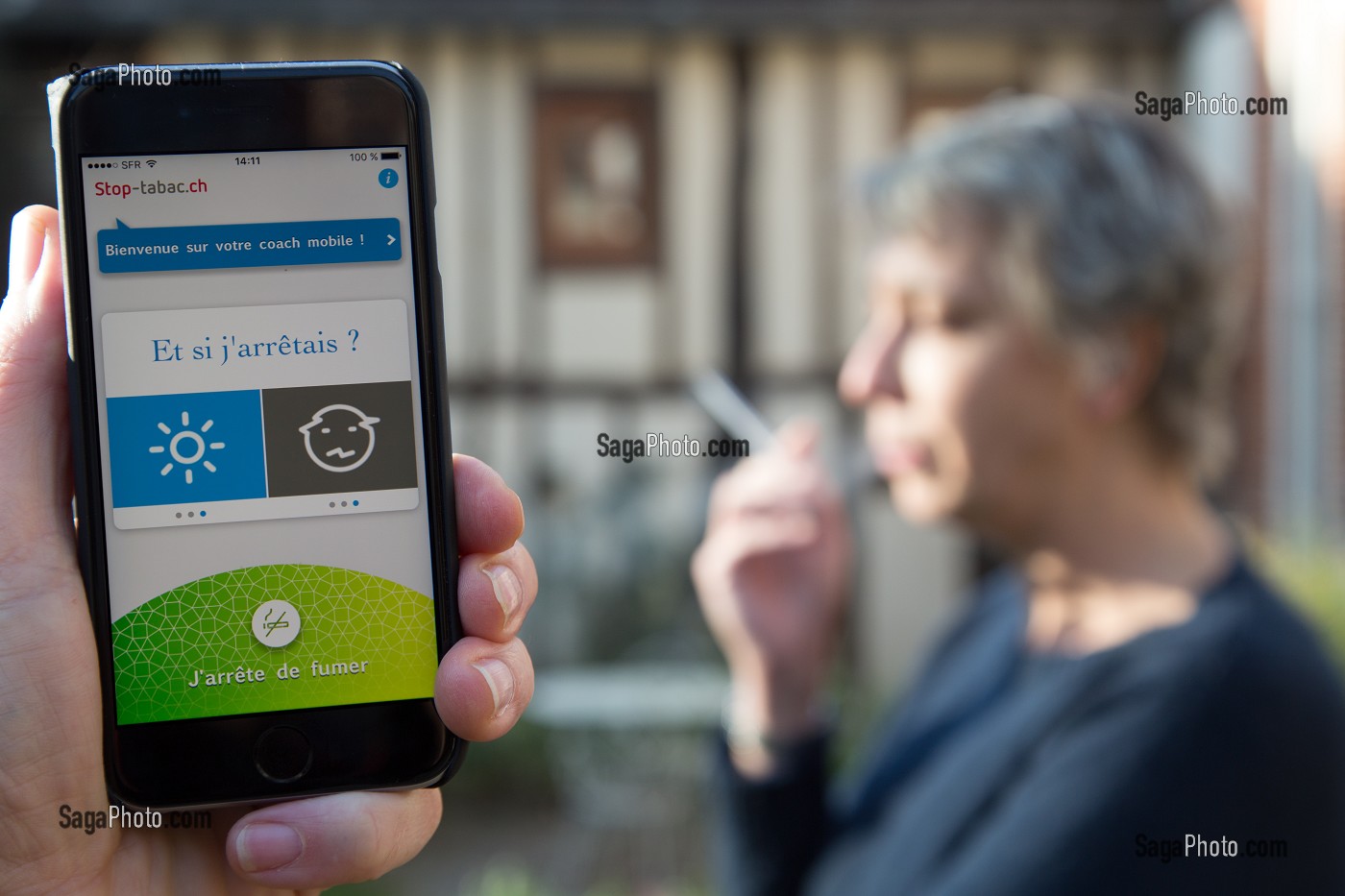 PERSONNE SUR SON TELEPHONE PORTABLE EN TRAIN DE CONSULTER UNE APPLICATION POUR AIDER A ARRETER DE FUMER, STOP-TABAC UN COACH MOBILE 