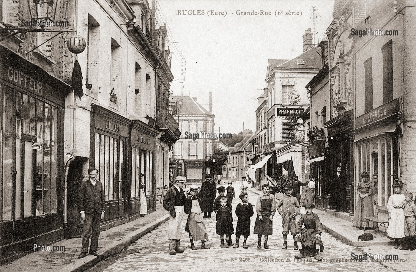 PHOTO DE LA RUE PRINCIPALE AVEC TOUS LES COMMERCES, CARTE POSTALE ANCIENNE, COLLECTION DE LA VILLE DE RUGLES, EURE (27), FRANCE 