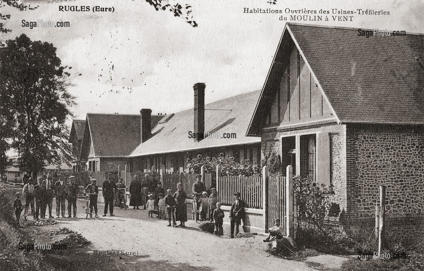 LES FAMILLES D'OUVRIERS DEVANT LES HABITATIONS OUVRIERES DES USINES DE TREFILERIES DU MOULIN A VENT, CARTE POSTALE ANCIENNE, COLLECTION DE LA VILLE DE RUGLES, EURE (27), FRANCE 