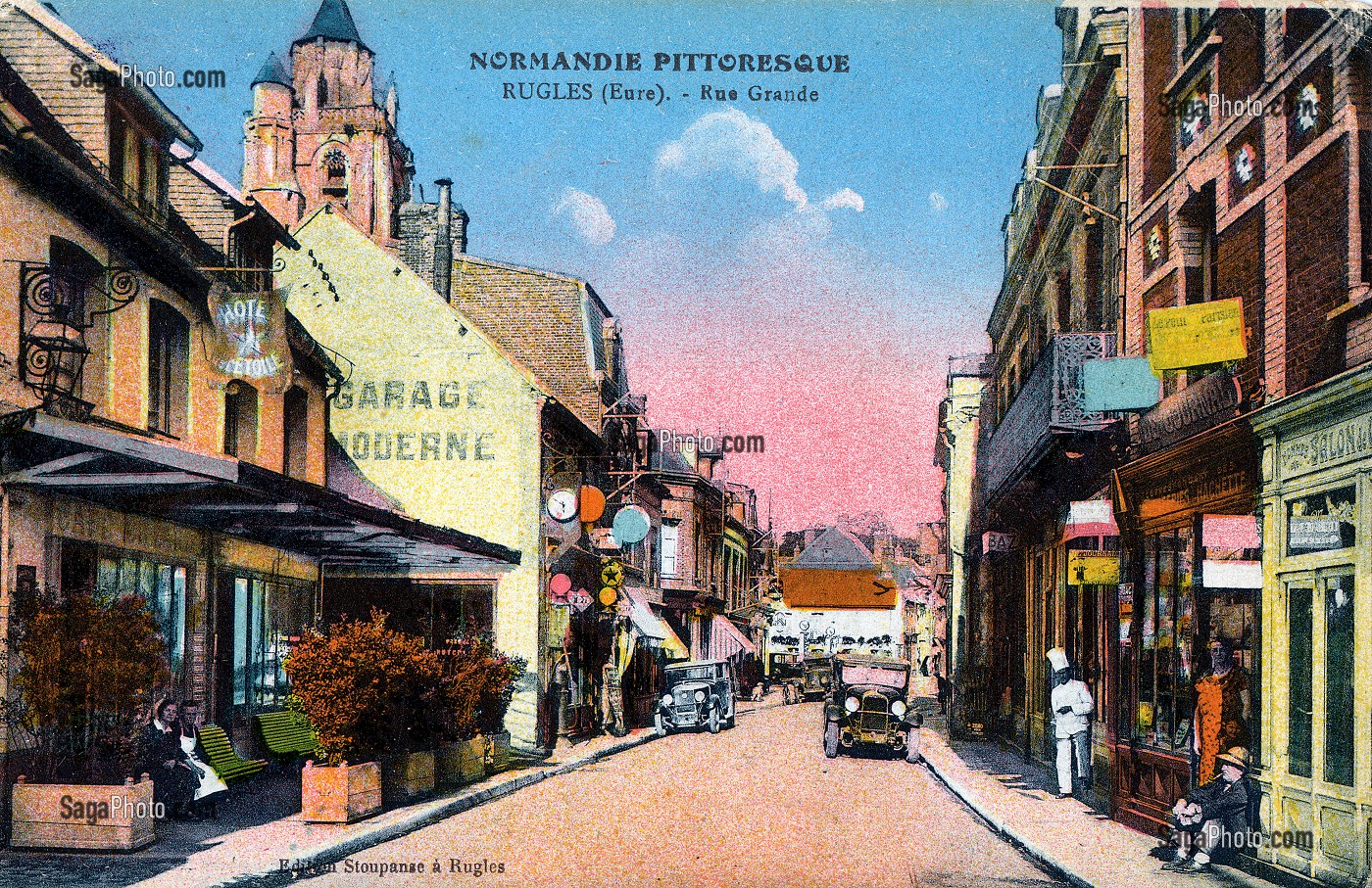 LA RUE PRINCIPALE AVEC TOUS LES COMMERCES, CARTE POSTALE ANCIENNE COLORISEE, COLLECTION DE LA VILLE DE RUGLES, EURE (27), FRANCE 