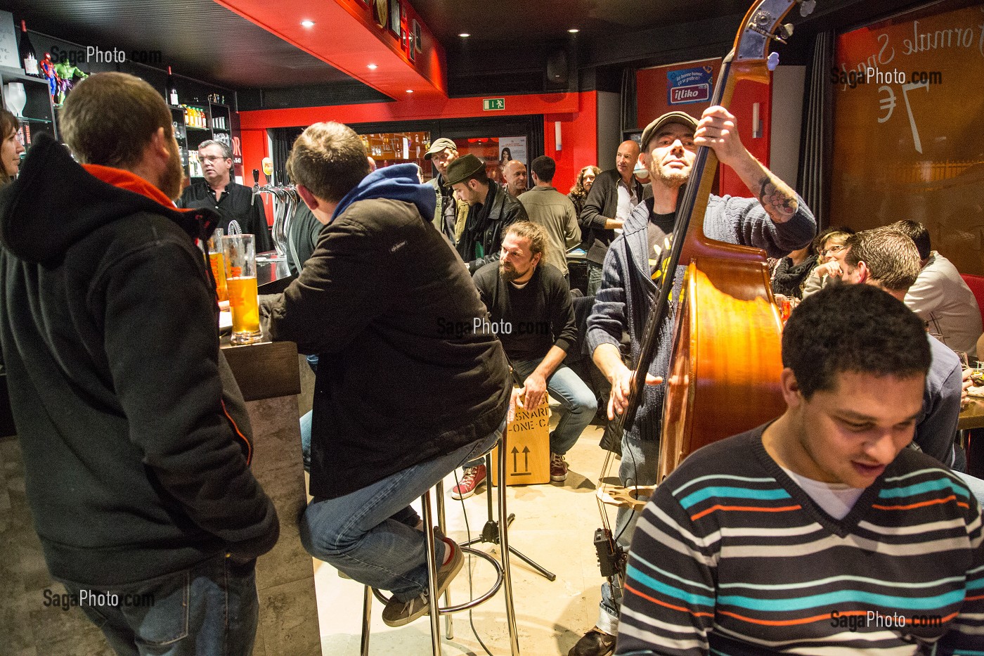GROUPE DE MUSIQUE LES MEGOTS, AMBIANCE DE FETE, BAR DE NUIT, SO CAFE, RUGLES, (27) EURE, FRANCE 
