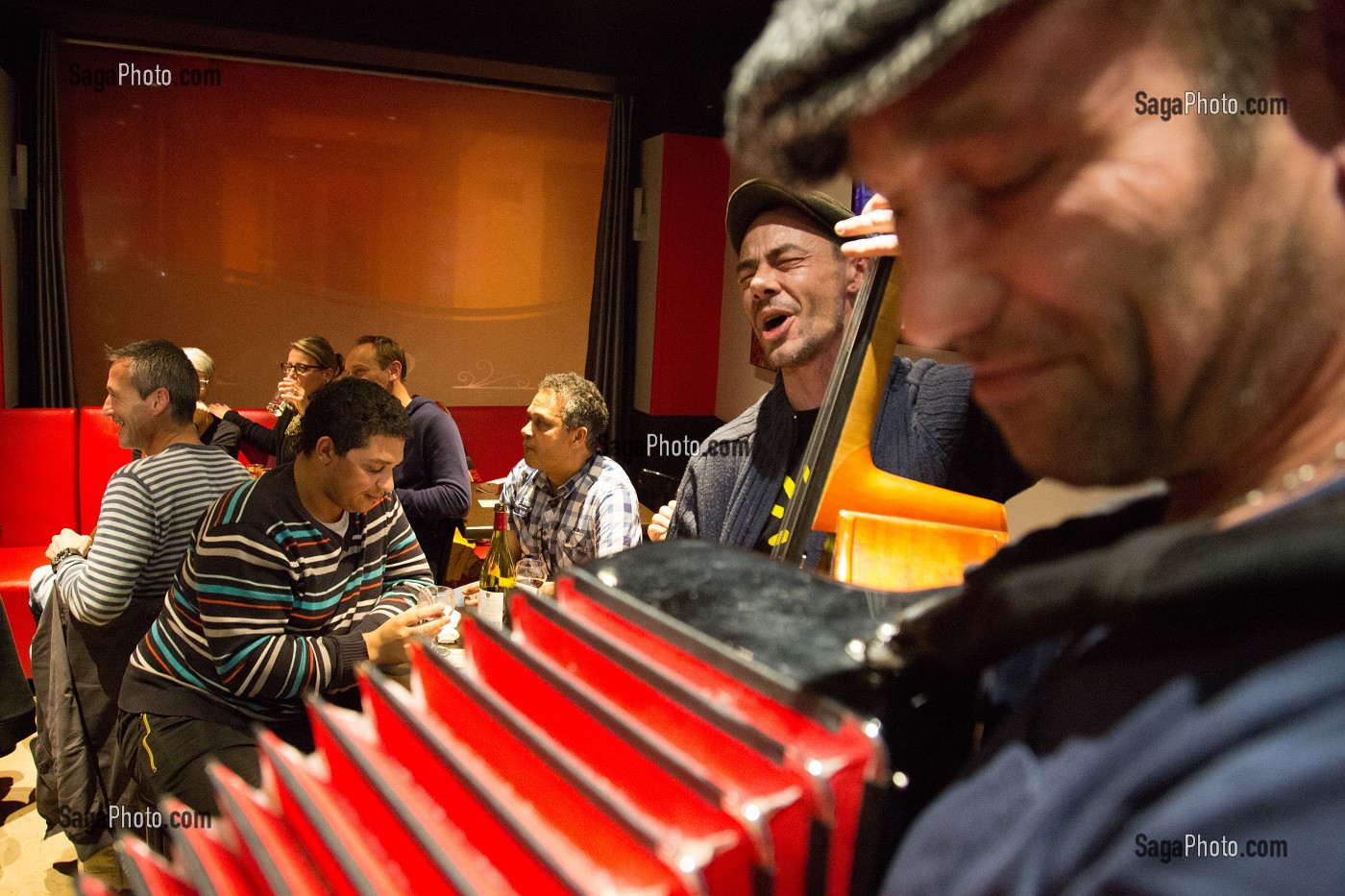 GROUPE DE MUSIQUE LES MEGOTS, AMBIANCE DE FETES, BAR DE NUIT, SO CAFE, RUGLES, (27) EURE, FRANCE 