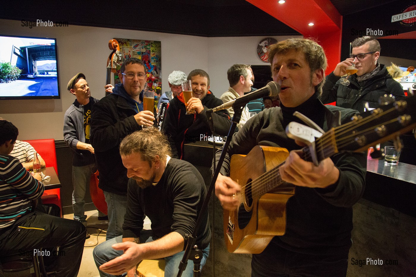 GROUPE DE MUSIQUE LES MEGOTS, AMBIANCE DE FETES, BAR DE NUIT, SO CAFE, RUGLES, (27) EURE, FRANCE 