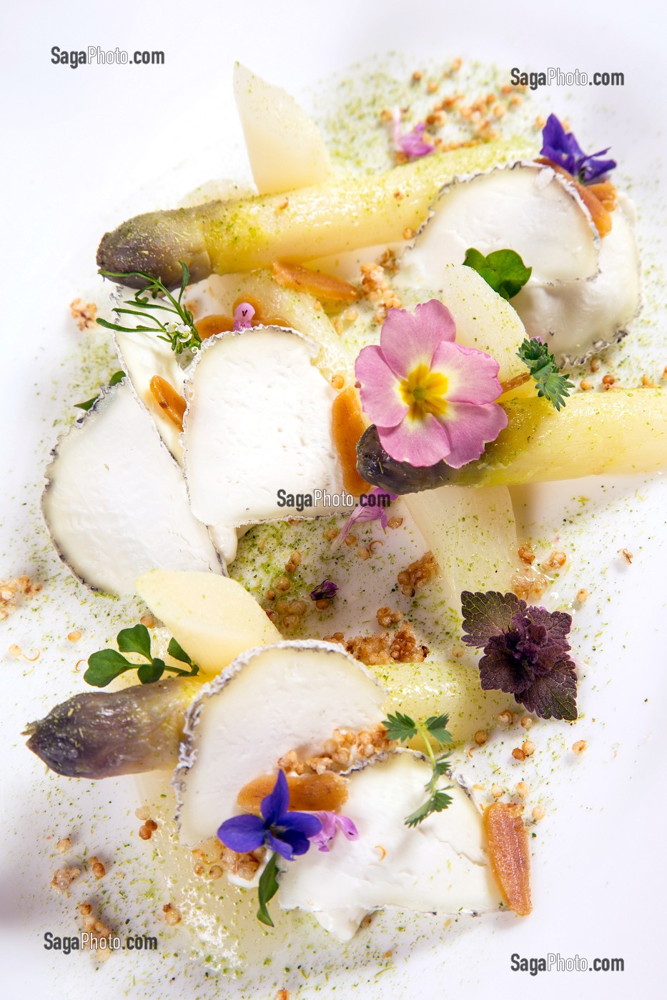 RECETTE D'ASPERGES DE SAINT CLAUDE, CHEVRE FRAIS ET FLEURS ET HERBES SAUVAGES PAR LE CHEF CHRISTOPHE HAY DE LA MAISON D'A COTE DE MONTLIVAULT, LOIR-ET-CHER (41), FRANCE 