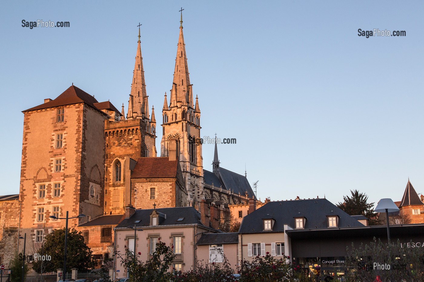 TOUR DITE LA MAL COIFFEE DU XIV EME SIECLE (ANCIEN DONJON DU CHATEAU) DEVANT LA CATHEDRALE, VILLE DE MOULINS-SUR-ALLIER, (03) ALLIER, AUVERGNE, FRANCE 