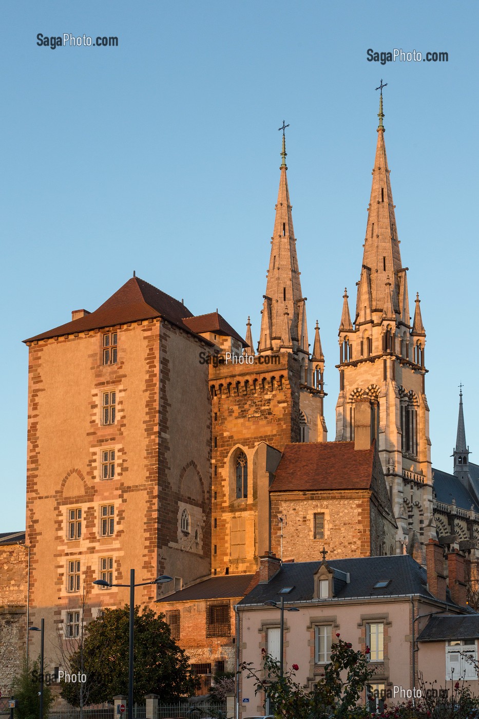 TOUR DITE LA MAL COIFFEE DU XIV EME SIECLE (ANCIEN DONJON DU CHATEAU) DEVANT LA CATHEDRALE, VILLE DE MOULINS-SUR-ALLIER, (03) ALLIER, AUVERGNE, FRANCE 