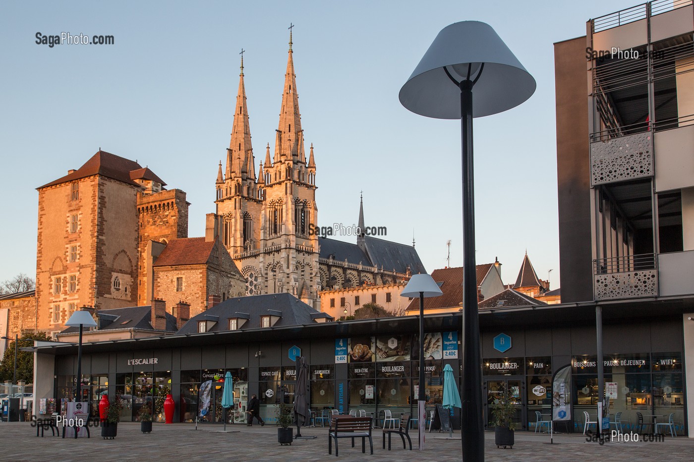 TOUR DITE LA MAL COIFFEE DU XIV EME SIECLE (ANCIEN DONJON DU CHATEAU) DEVANT LA CATHEDRALE, VILLE DE MOULINS-SUR-ALLIER, (03) ALLIER, AUVERGNE, FRANCE 