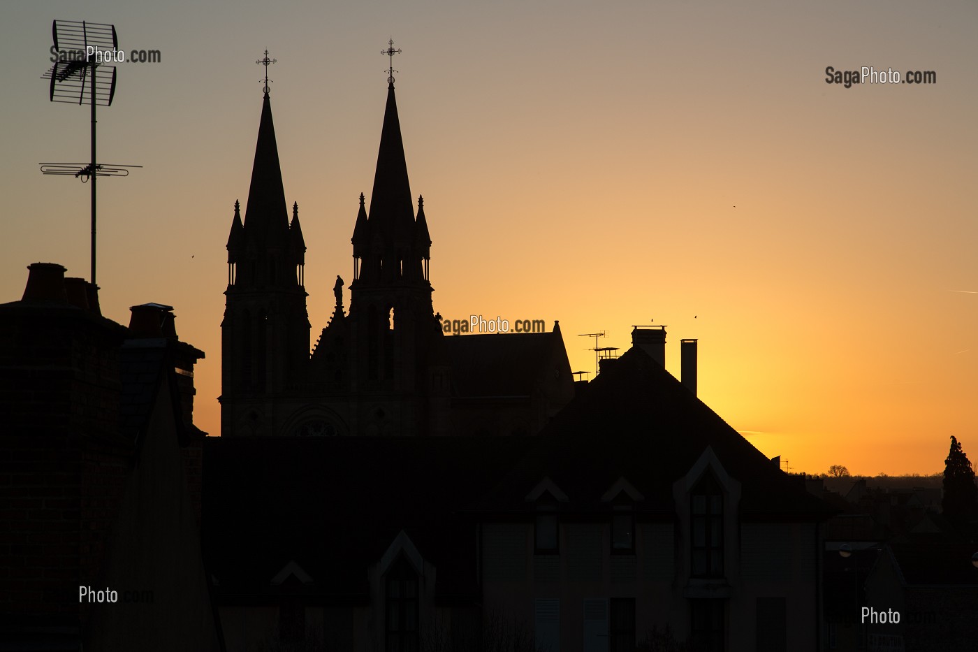 LES DEUX CLOCHERS DE L'EGLISE DU SACRE-COEUR AU COUCHER DU SOLEIL, VILLE DE MOULINS-SUR-ALLIER, (03) ALLIER, AUVERGNE, FRANCE 