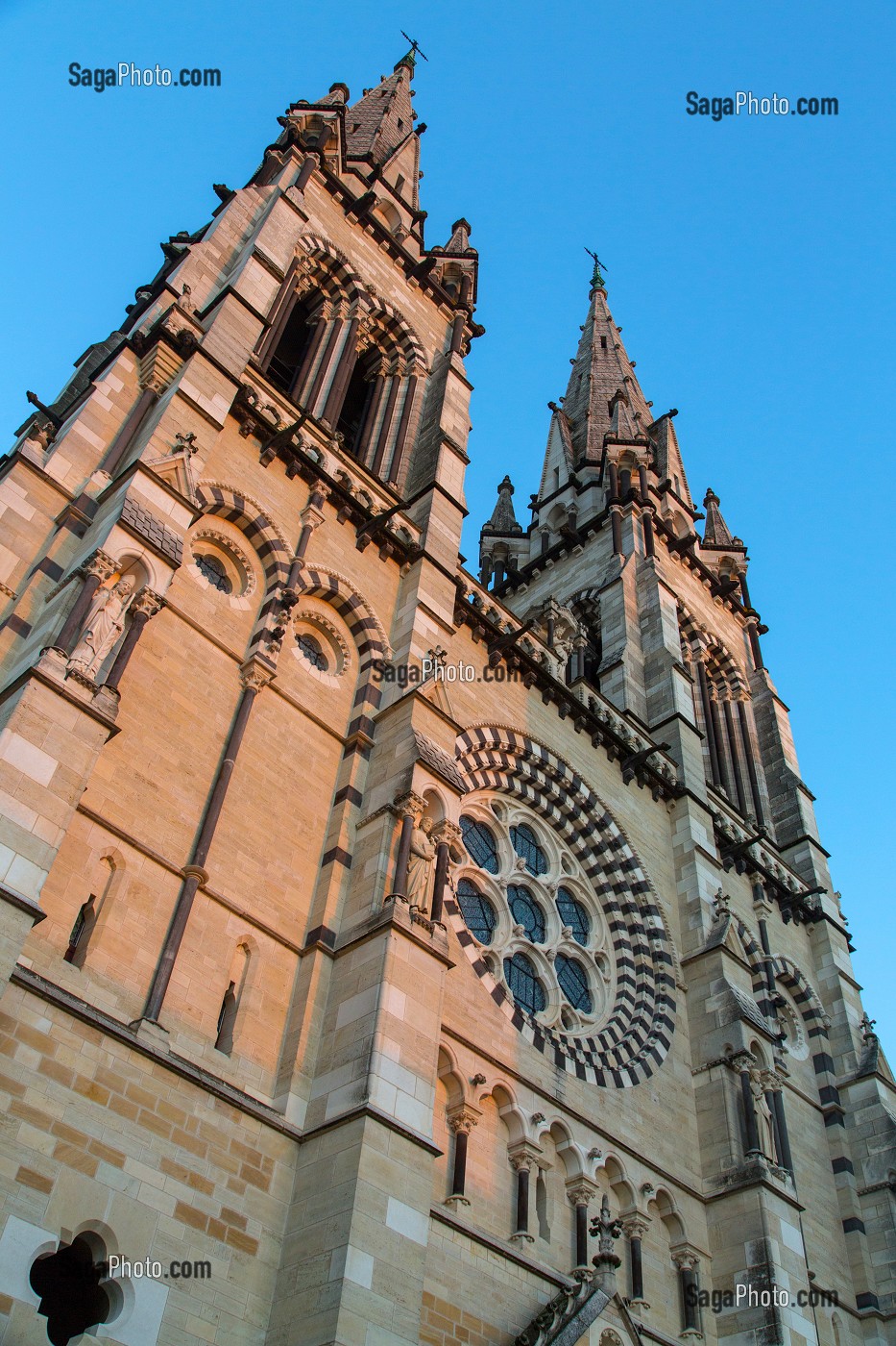 FACADE DE LA CATHEDRALE NOTRE-DAME DE L'ANNONCIATION, VILLE DE MOULINS-SUR-ALLIER, (03) ALLIER, AUVERGNE, FRANCE 