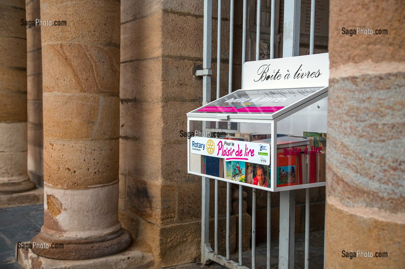 BOITE A LIVRE SOLIDAIRE INSTALLE PAR LA MUNICIPALITE, MAIRIE DE LA VILLE DE MOULINS-SUR-ALLIER, (03) ALLIER, AUVERGNE, FRANCE 