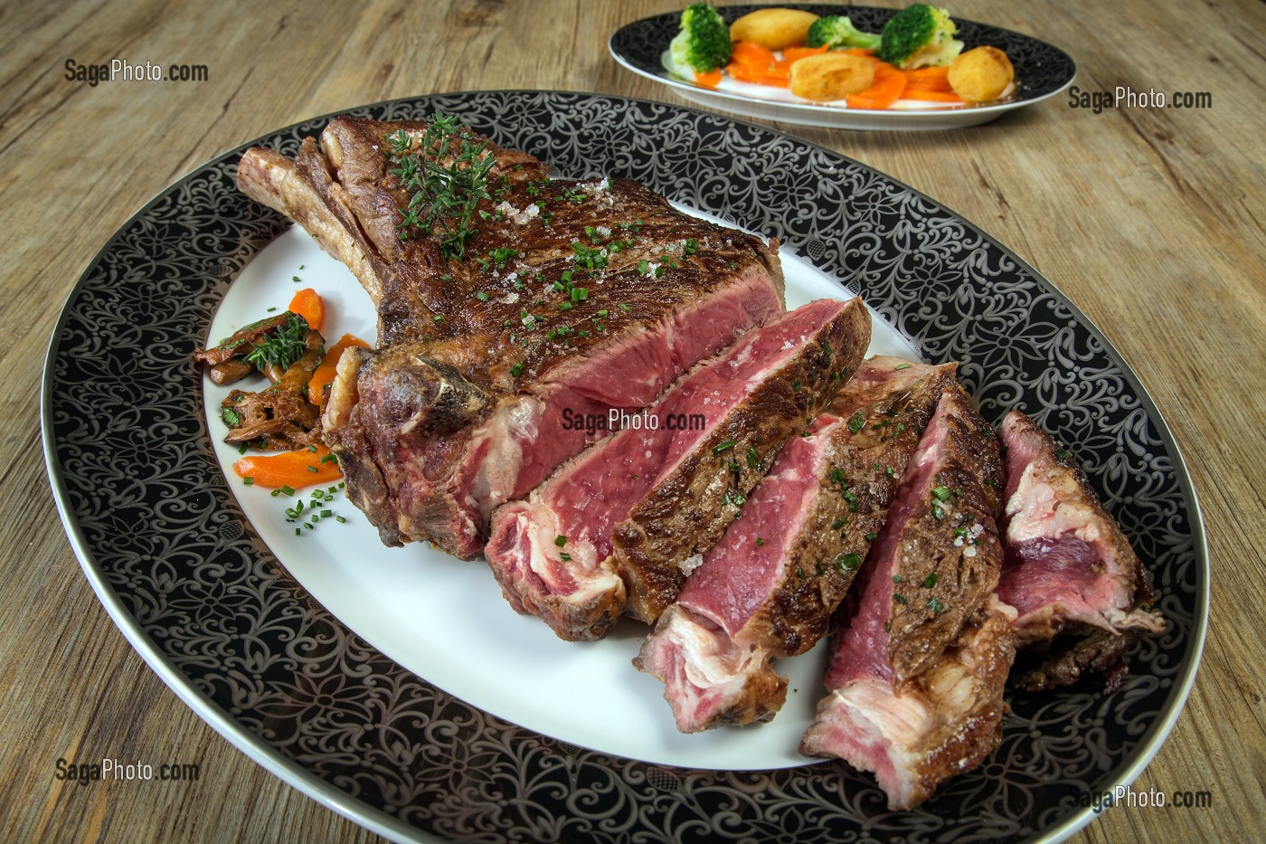 COTE DE BOEUF DE RACE LIMOUSINE ET SES PETITS LEGUMES, PLAT A LA CARTE DU RESTAURANT LE CHEVERNY, CHEF DIDIER PALARD, LIMOGES, (87) HAUTE-VIENNE, LIMOUSIN, FRANCE 