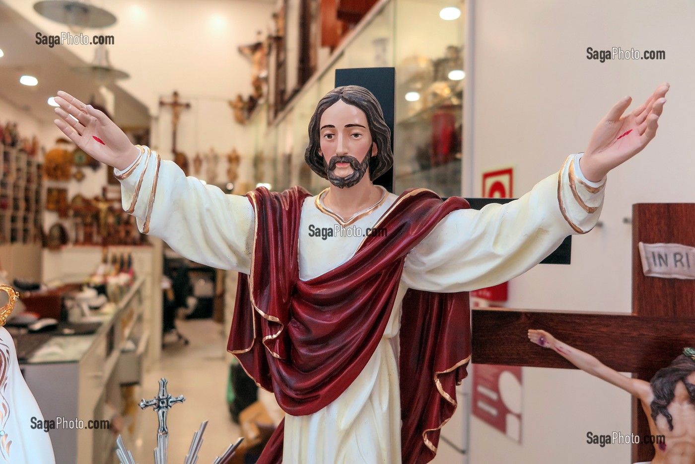 MAGASIN DE VENTES D'OBJETS RELIGIEUX (CHRIST ET VIERGE), VILLE DE PORTO, PORTUGAL 