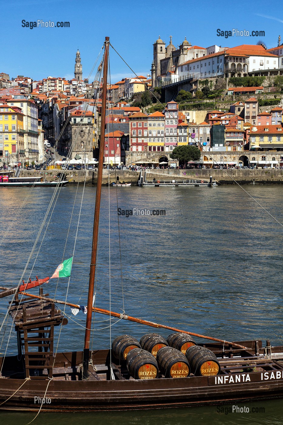 BATEAUX A FOND PLAT POUR LE TRANSPORT DES TONNEAUX DE VIN (BARCOS RABELOS) SUR LE DOURO AVEC LA VILLE ET LE PONT LUIS 1ER, SOCIETE ROZES, VILA NOVA DE GAIA, PORTO, PORTUGAL 