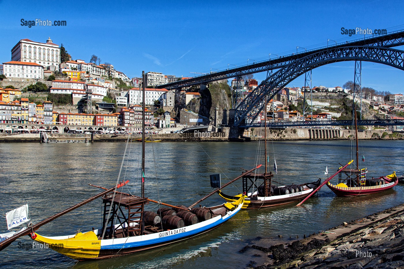 BATEAUX A FOND PLAT POUR LE TRANSPORT DES TONNEAUX DE VIN (BARCOS RABELOS) SUR LE DOURO AVEC LA VILLE ET LE PONT LUIS 1ER, VILA NOVA DE GAIA, PORTO, PORTUGAL 