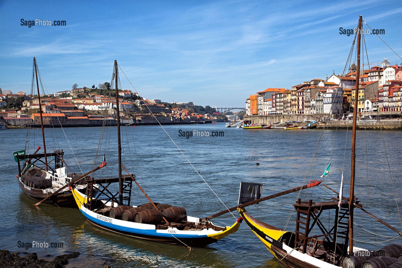 BATEAUX A FOND PLAT POUR LE TRANSPORT DES TONNEAUX DE VIN (BARCOS RABELOS) SUR LE DOURO AVEC LA VILLE, VILA NOVA DE GAIA, PORTO, PORTUGAL 