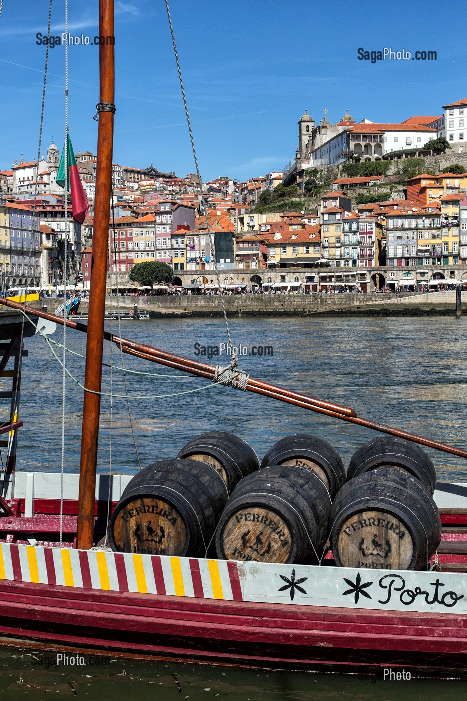 TONNEAUX DE LA SOCIETE FERREIRA, BATEAU A FOND PLAT POUR LE TRANSPORT DU VIN (BARCOS RABELOS) SUR LE DOURO AVEC LA VILLE ET LE PONT LUIS 1ER, VILA NOVA DE GAIA, PORTO, PORTUGAL 