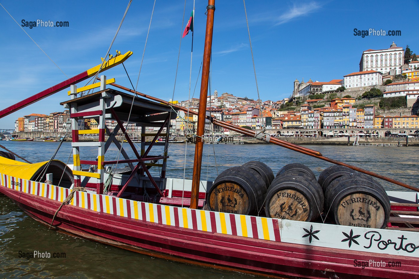 TONNEAUX DE LA SOCIETE FERREIRA, BATEAU A FOND PLAT POUR LE TRANSPORT DU VIN (BARCOS RABELOS) SUR LE DOURO AVEC LA VILLE ET LE PONT LUIS 1ER, VILA NOVA DE GAIA, PORTO, PORTUGAL 