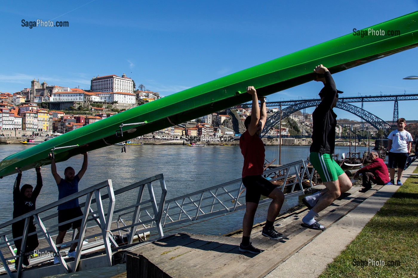 ENTRAINEMENT DU CLUB D'AVIRON SUR LES BERGES DU DOURO FACE A LA VILLE DE PORTO, VILA NOVA DE GAIA, PORTUGAL 