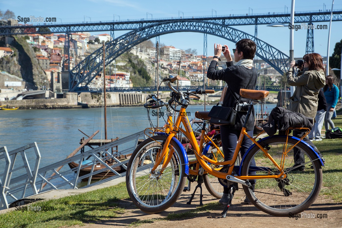 COUPLE DE CYCLISTES SUR LES BERGES DU DOURO ET PONT LUIS I REALISE PAR THEOPHILE SEYRIG, DISCIPLE DE GUSTAVE EIFFEL, VILA NOVA DE GAIA, PORTUGAL 