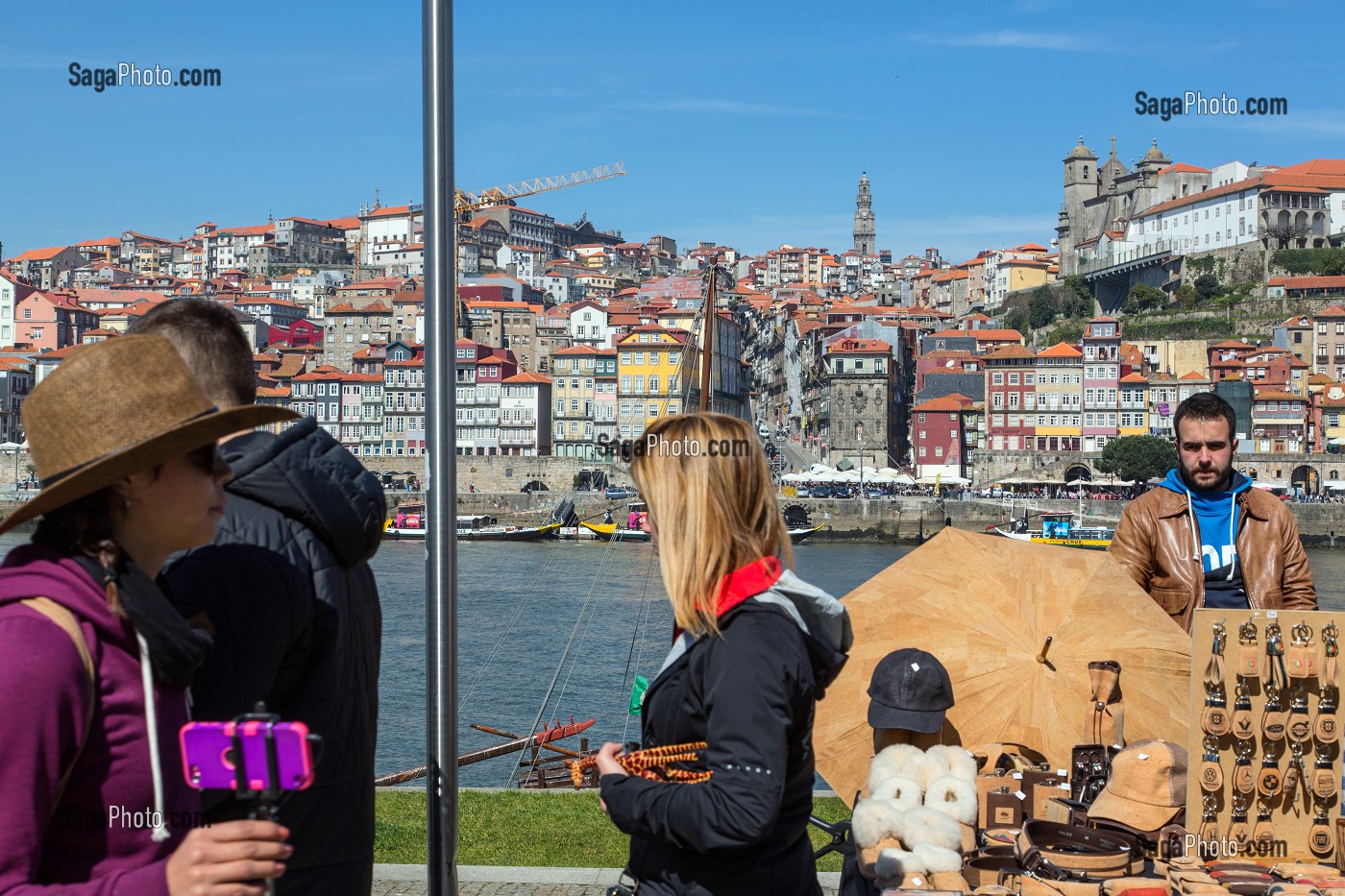 VENDEURS ARTISANS DE SOUVENIRS SUR LES BERGES DU DOURO FACE A LA VILLE DE PORTO, VILA NOVA DE GAIA, PORTUGAL 