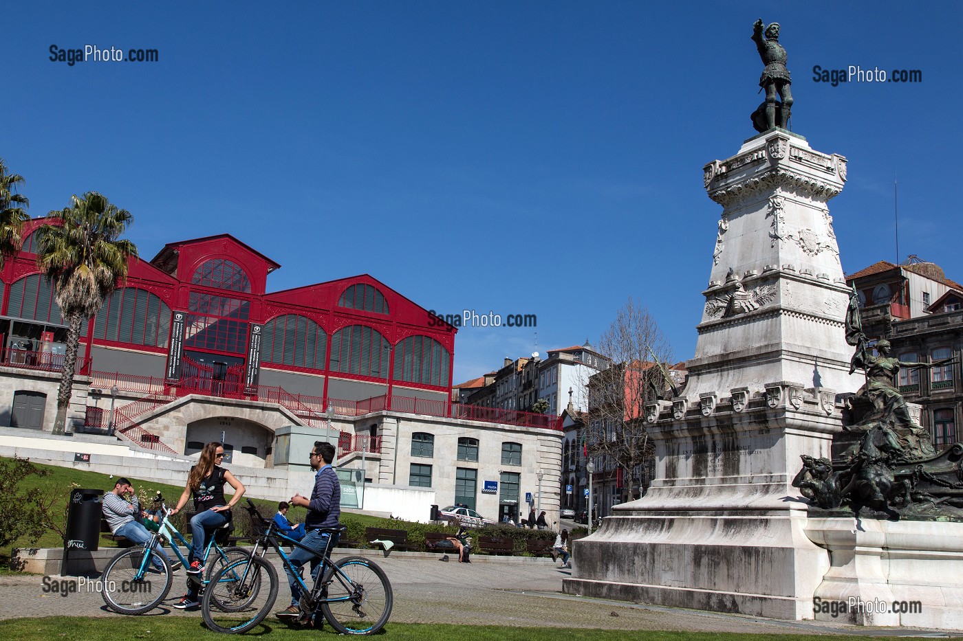 COUPLE DE CYCLISTES DANS LE JARDIN (JARDIM DO INFANTE DOM HENRIQUE), MERCADO FERREIRA BORGES, PORTO, PORTUGAL 