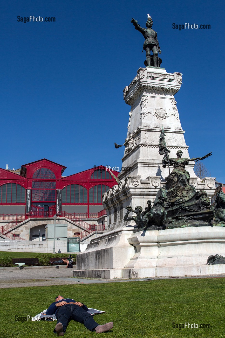 PERSONNE ALLONGEE SUR LA PELOUSE, JARDIN DO INFANTE DOM HENRIQUE DEVANT LE MERCADO FERREIRA BORGES, PORTO, PORTUGAL 