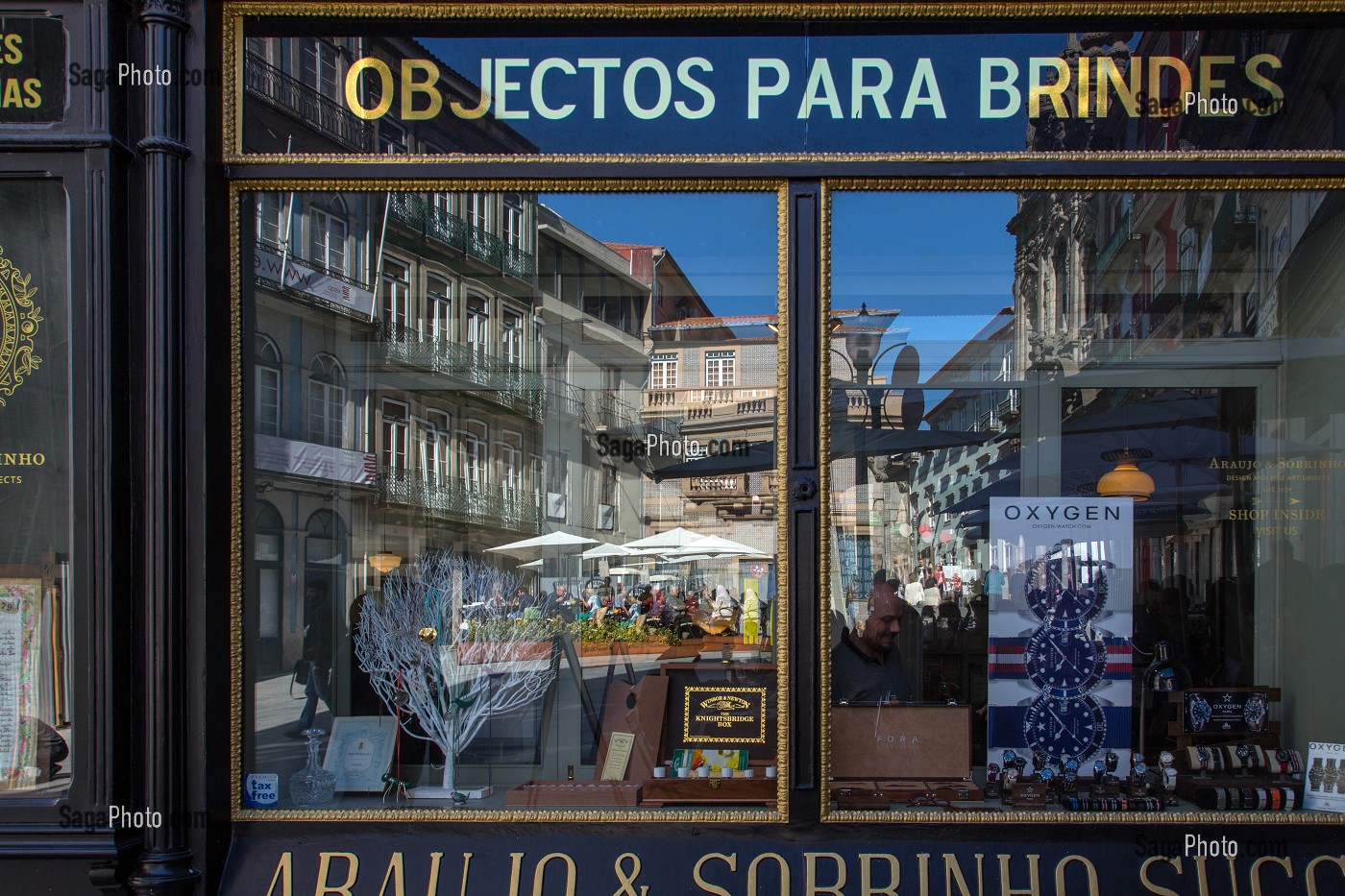 TERRASSE DE RESTAURANT ET FACADE DE L'HOTEL PAOTO AS 1829, RUE DES FLEURS (RUA DAS FLORES), PORTO, PORTUGAL 