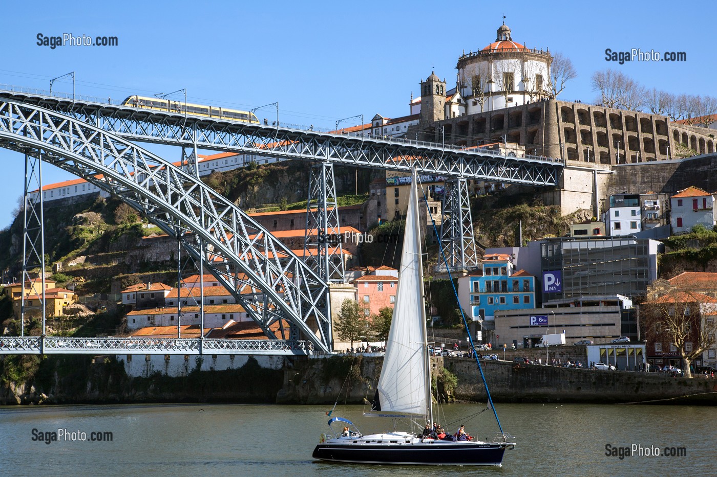 VOILIER SUR LE DOURO SOUS LE PONT LUIS 1ER AVEC LE DOME DU MONASTERE DE SERRA DO PILAR, PORTO, PORTUGAL 