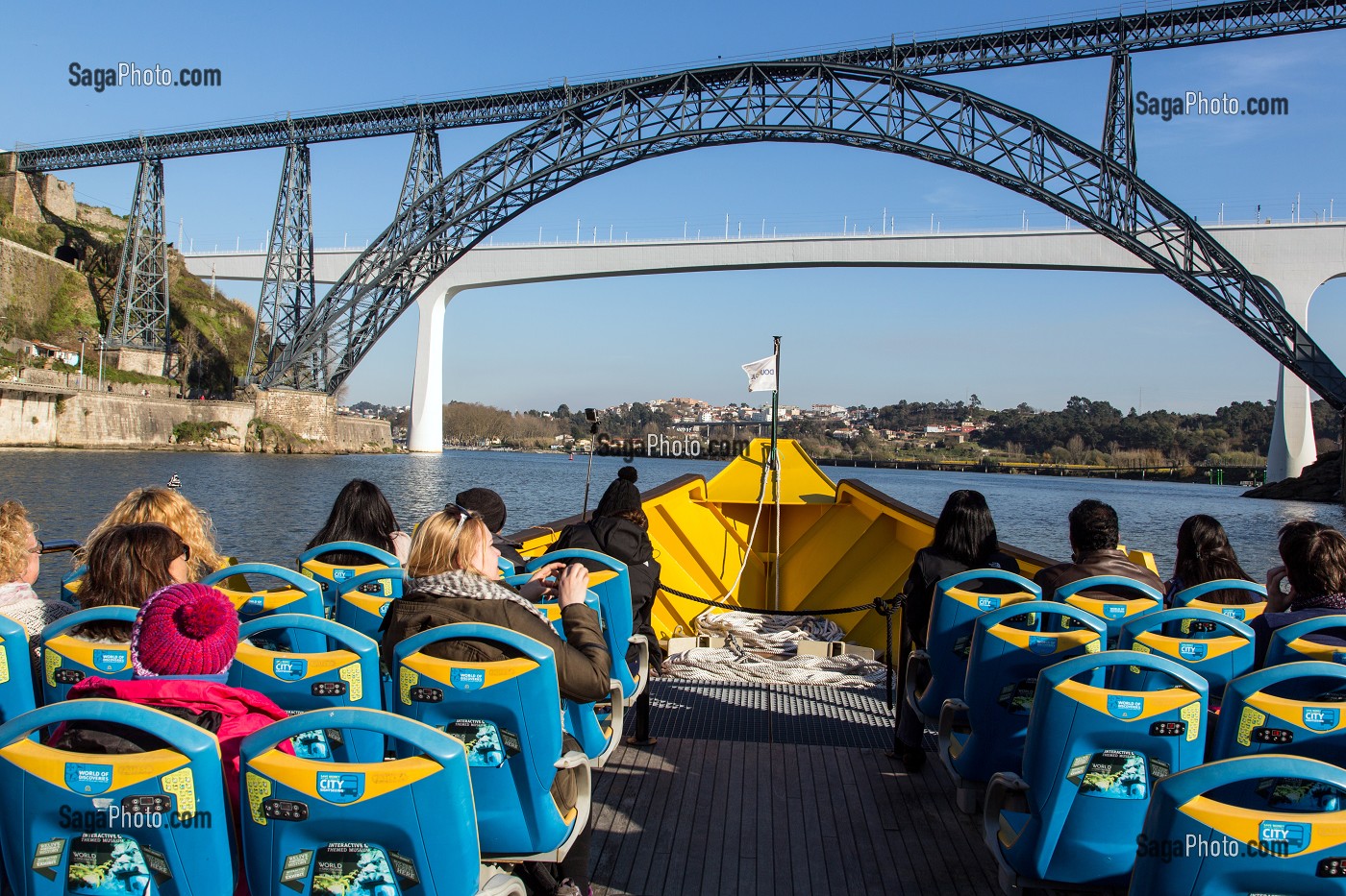 TOURISTES EN BALADE EN BATEAU SUR LE DOURO DEVANT LES PONTS MARIA PIA ET SAO JOAO BRIDGE, PORTO, PORTUGAL 