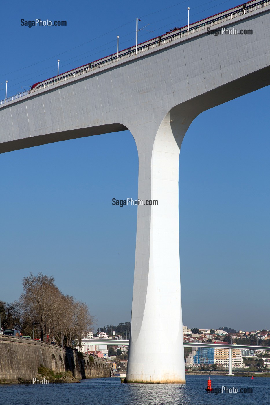 PONT FERROVIAIRE, PONTE DE L'INFANTE POUR LES TRAINS, PORTO, PORTUGAL 