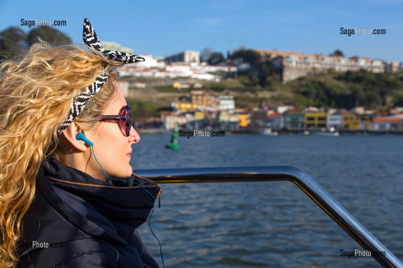 JEUNE FEMME EN BALADE SUR UN BATEAU TOURISTIQUE SUR LE DOURO, VILLE DE PORTO, PORTUGAL 