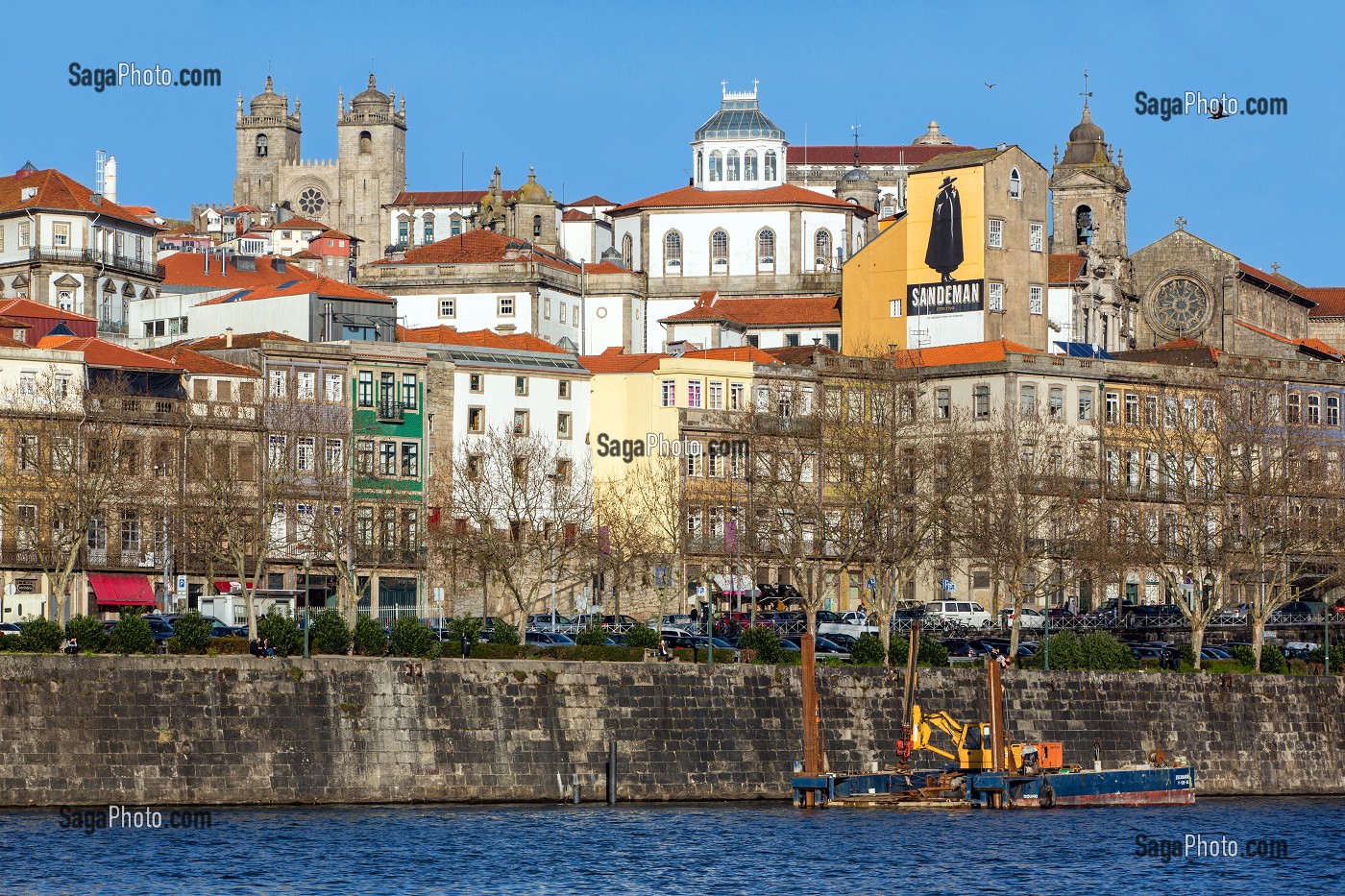 LES BORDS DU DOURO AVEC L'EGLISE DE SAO LOURENCO, LE DOME DU PALAIS DE LA BOURSE (PALACIO DA BOLSA), L'IMMEUBLE DE LA SOCIETE  SANDEMAN ET L'EGLISE DE SAN FRANCISCO (IGREJA MONUMENTO DE SAO FRANCISCO), PORTO, PORTUGAL 