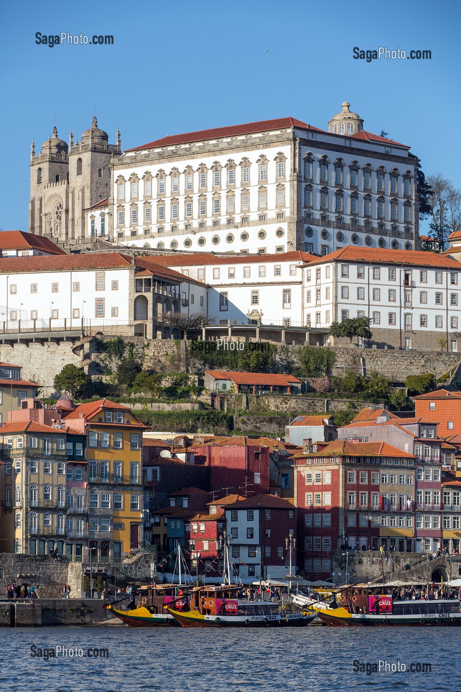 VUE SUR LES QUAIS DU DOURO (CAIS DA RIBEIRA) ET LA CATHEDRALE DE SE ET LE PALAIS EPISCOPAL DE PORTO, PORTUGAL 