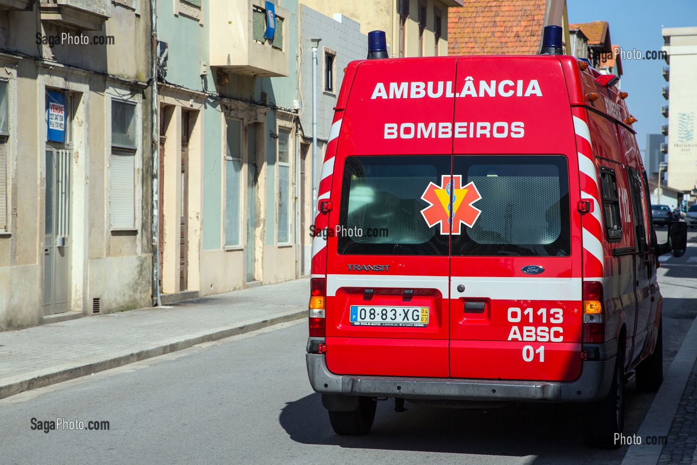 AMBULANCE DES SAPEURS-POMPIERS (AMBULANCIA BOMBEIROS) EN INTERVENTION, VILLE BALNEAIRE D'ESPINHO, PORTUGAL 