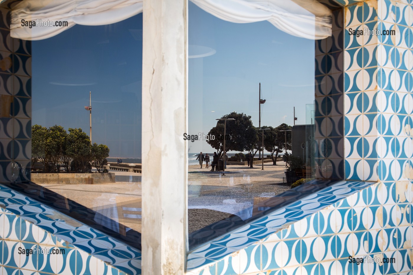 LA MER ET LA PLAGE DEVANT LE RESTAURANT DE POISSONS ET FRUITS DE MER, RISTAURANTE AQUARIO MARISQUEIRA, VILLE BALNEAIRE D'ESPINHO, PORTUGAL 