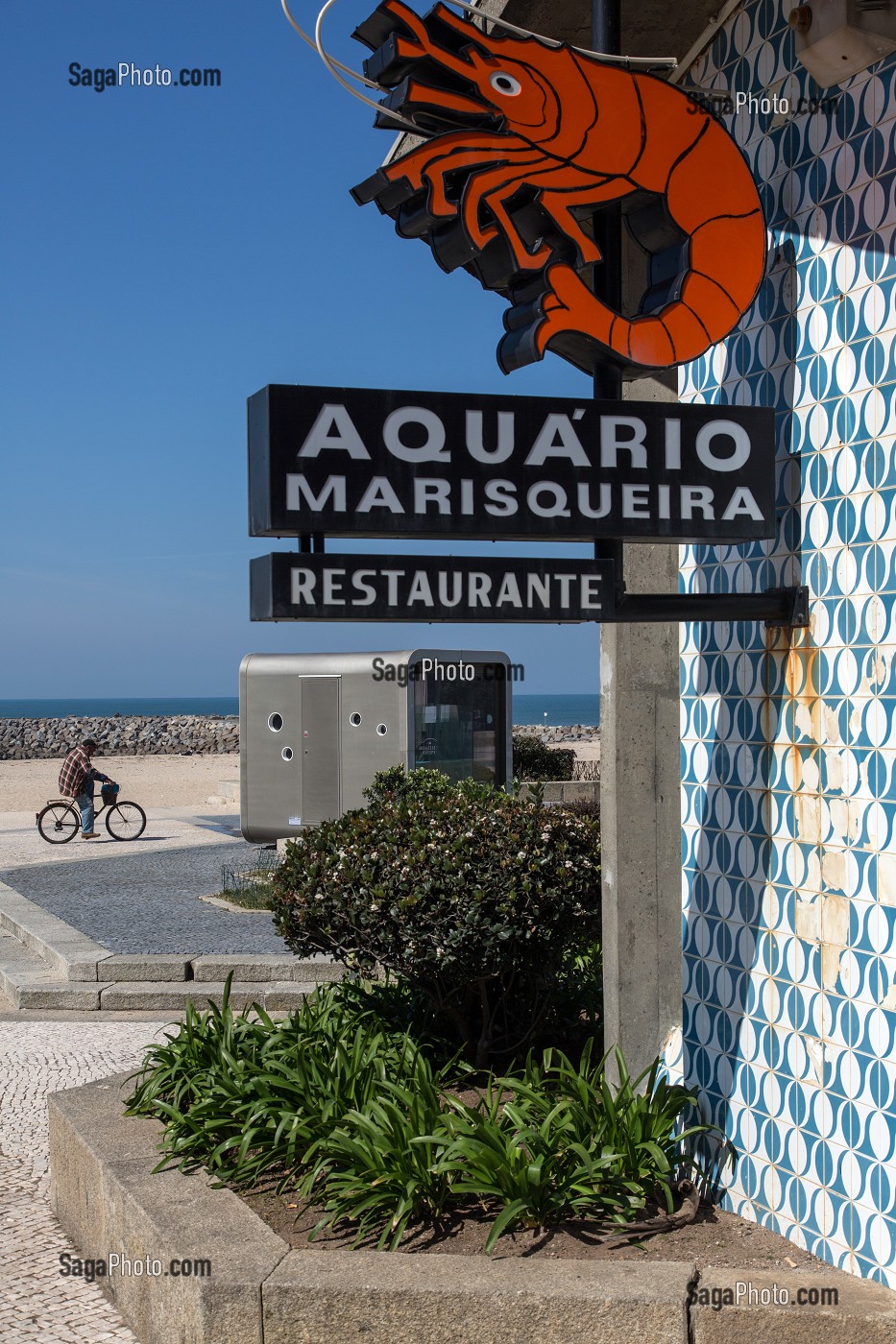 LA MER ET LA PLAGE DEVANT LE RESTAURANT DE POISSONS ET FRUITS DE MER, RISTAURANTE AQUARIO MARISQUEIRA, VILLE BALNEAIRE D'ESPINHO, PORTUGAL 