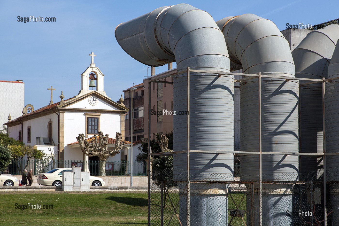 CAPELA DE NOTRE DAME DA AJUDA DEVANT LES TUYAUX D'AERATION DE LA VILLE, CHAPELLE DE VILLE BALNEAIRE D'ESPINHO, PORTUGAL 