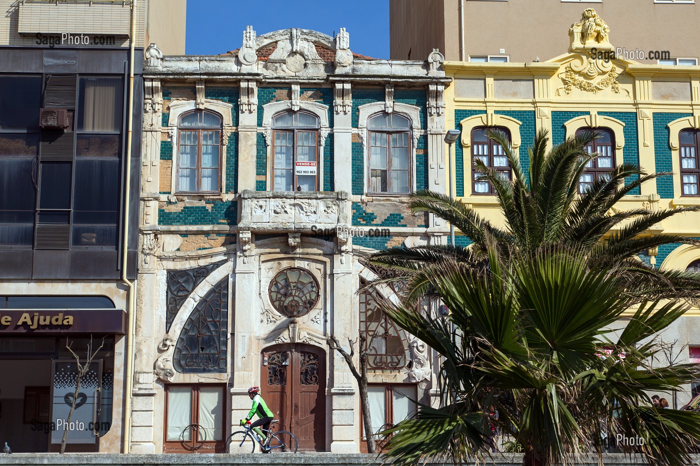 VIEILLE MAISON A L'ABANDON, FACADE STYLE BELLE EPOQUE DU DEBUT DU XX EME SIECLE, VILLE BALNEAIRE D'ESPINHO, PORTUGAL 