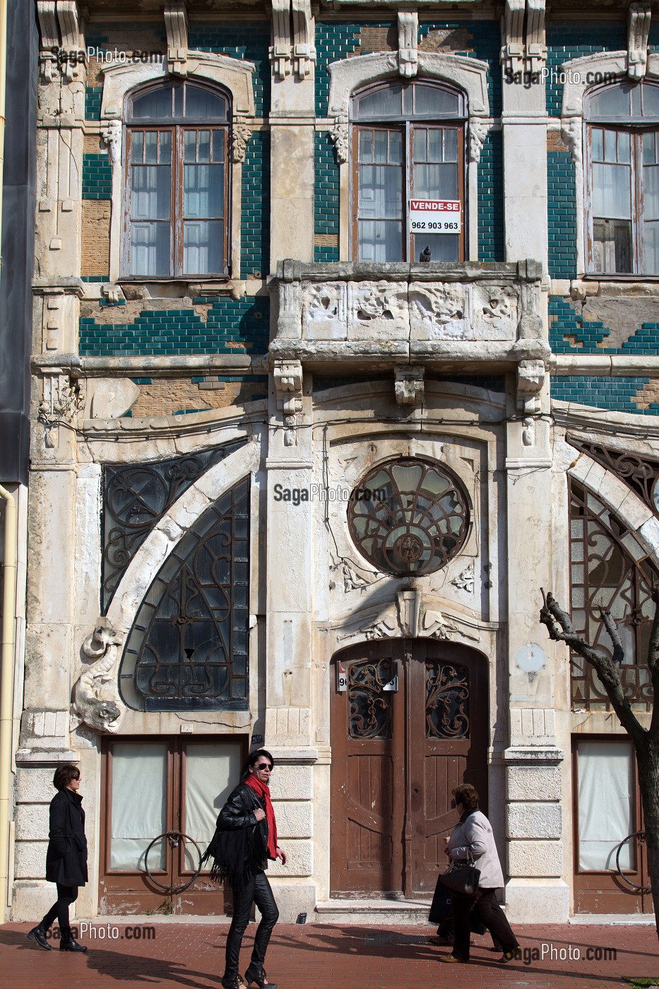 VIEILLE MAISON A LA FACADE DU DEBUT DU XX EME SIECLE A L'ABANDON, VILLE BALNEAIRE D'ESPINHO, PORTUGAL 