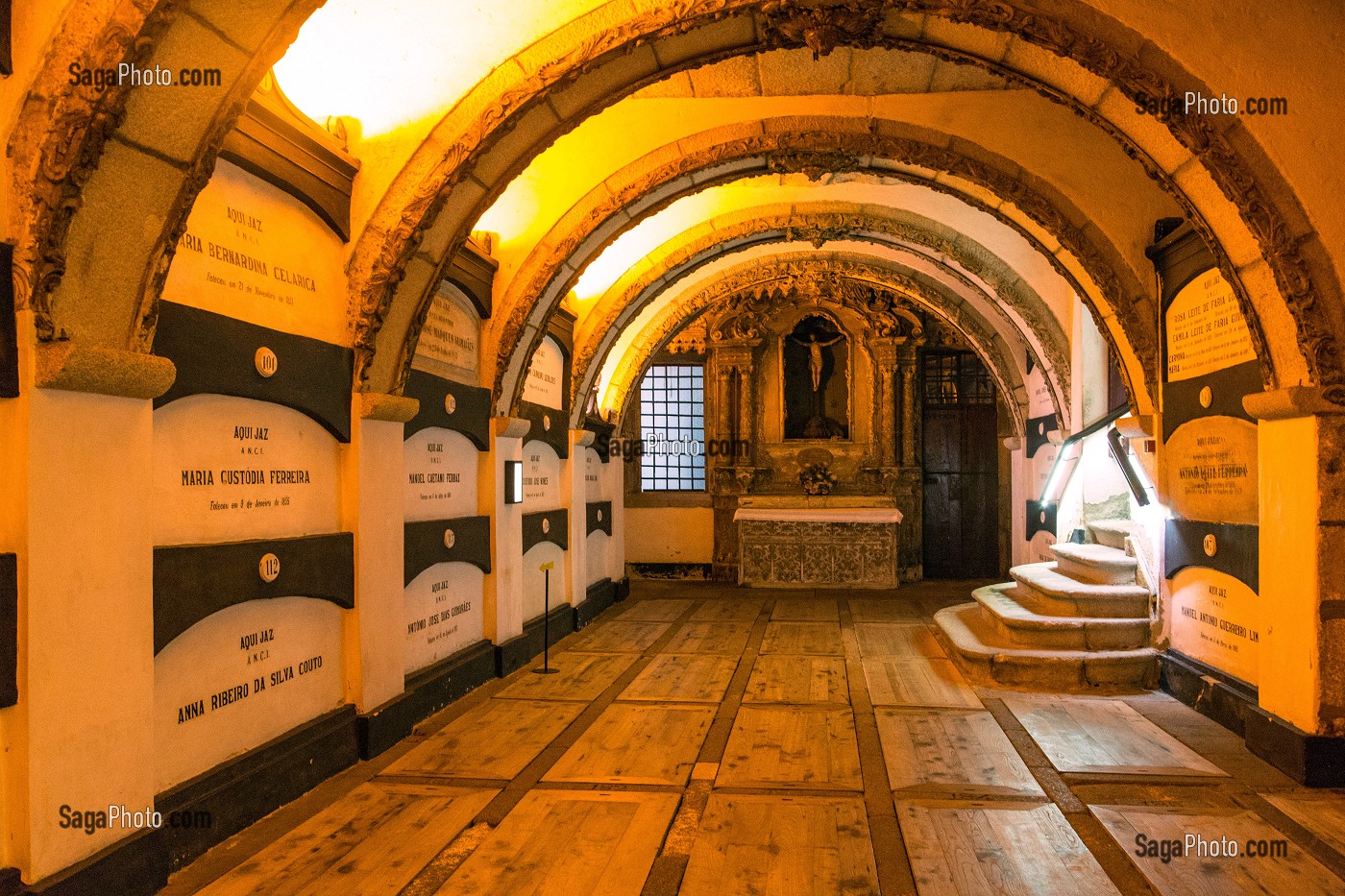 CATACOMBES ET SARCOPHAGES FUNERAIRES, EGLISE DE SAN FRANCISCO (IGREJA DE SAO FRANCISCO), PORTO, PORTUGAL 