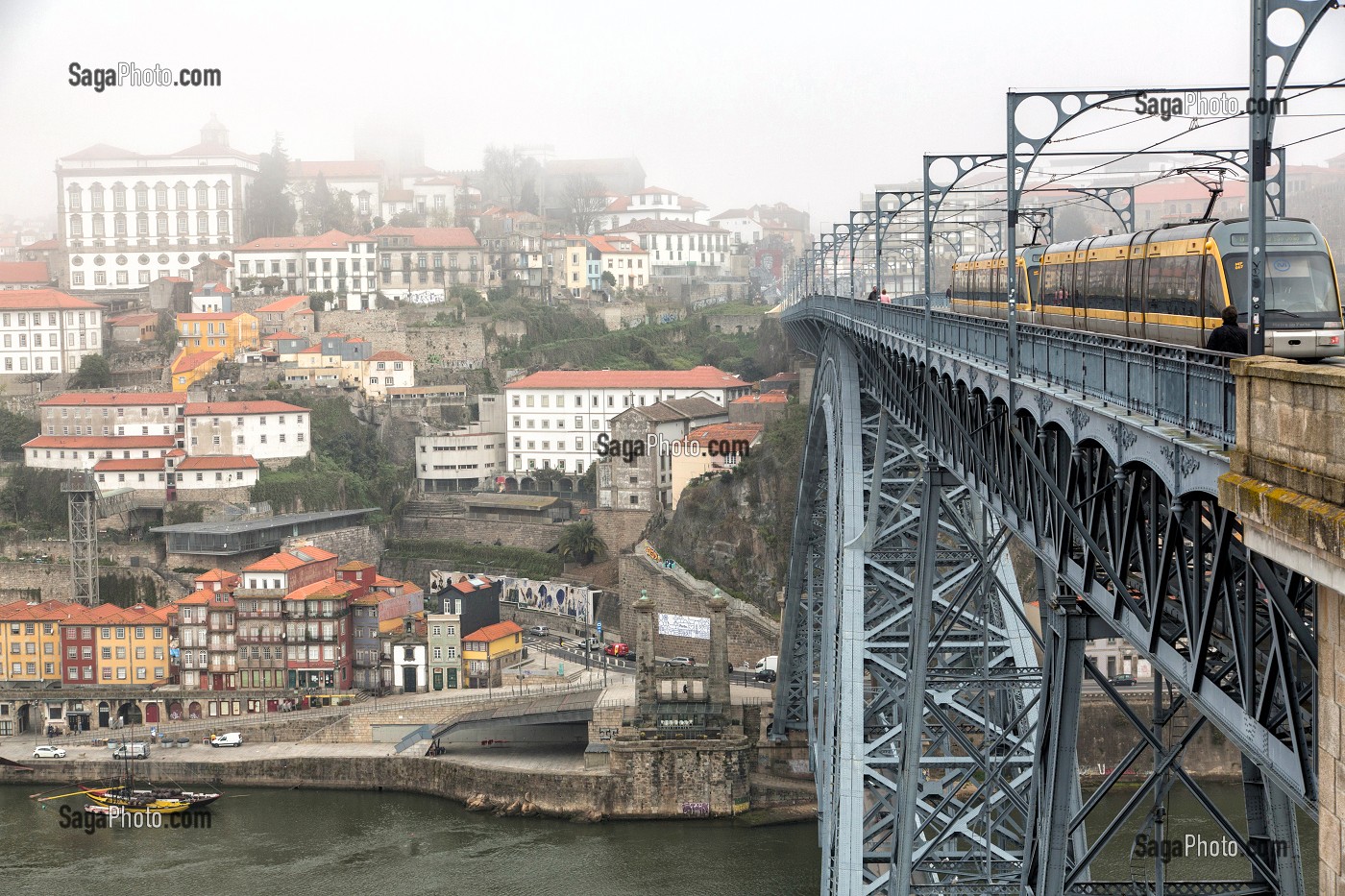 METRO ET PONT LUIS 1ER SUR LE DOURO, VILLE DE PORTO, PORTUGAL 