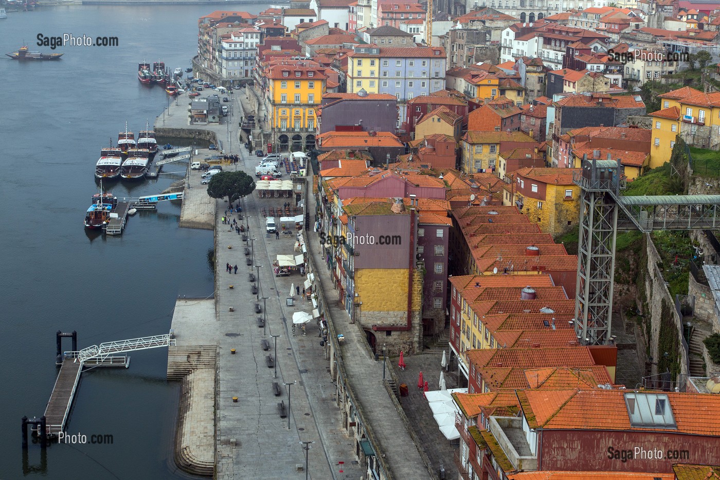 VUE SUR LE DOURO ET SES BATEAUX DEPUIS LE PONT LUIS 1ER, VILLE DE PORTO, PORTUGAL 